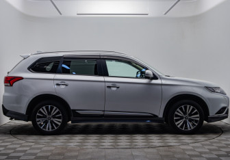 Подержанный автомобиль Mitsubishi Outlander 2020 года (4 фото)