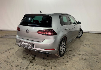 Подержанный автомобиль Volkswagen Golf Hatchback 2018 года (7 фото)