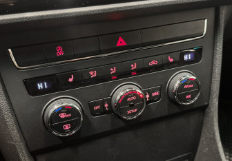 Подержанный автомобиль SEAT Leon Hatchback 2014 года (11 фото)