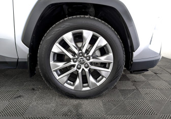 Подержанный автомобиль Toyota RAV4 2021 года (18 фото)