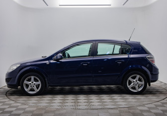 Подержанный автомобиль Opel Astra Hatchback 2013 года (2 фото)