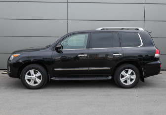 Подержанный автомобиль Lexus LX 2014 года (7 фото)