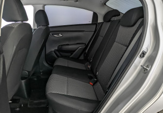 Подержанный автомобиль Kia Rio Sedan 2017 года (18 фото)