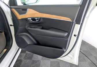 Подержанный автомобиль Volvo XC90 2021 года (25 фото)