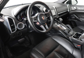 Подержанный автомобиль Porsche Cayenne 2012 года (9 фото)