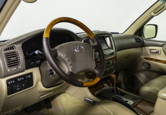 Подержанный автомобиль Lexus LX 2004 года (9 фото)