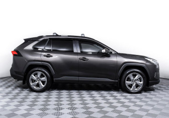 Подержанный автомобиль Toyota RAV4 2021 года (4 фото)