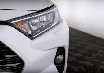 Подержанный автомобиль Toyota RAV4 2021 года (17 фото)