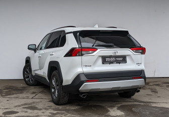 Подержанный автомобиль Toyota RAV4 2024 года (18 фото)