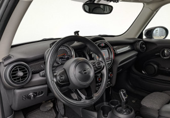 Подержанный автомобиль MINI Hatch 2019 года (15 фото)