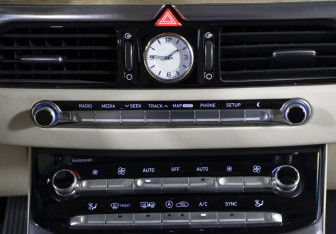 Подержанный автомобиль Genesis G90 2017 года (25 фото)