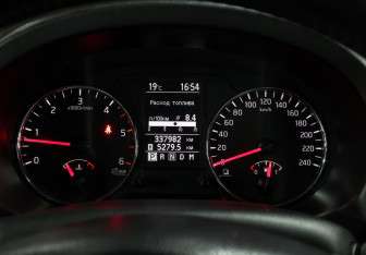 Подержанный автомобиль Nissan X-Trail 2011 года (13 фото)