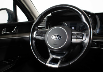 Подержанный автомобиль Kia K5 2020 года (15 фото)