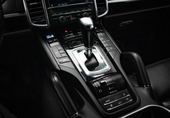 Подержанный автомобиль Porsche Cayenne 2011 года (18 фото)