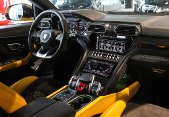 Подержанный автомобиль Lamborghini Urus 2022 года (26 фото)