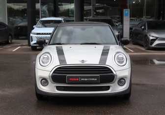Подержанный автомобиль MINI Hatch 2020 года (2 фото)