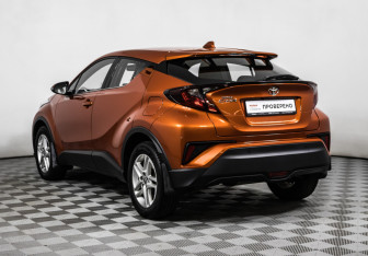 Подержанный автомобиль Toyota C-HR 2019 года (7 фото)