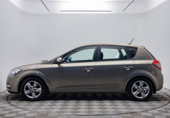 Подержанный автомобиль Kia Ceed Hatchback 2011 года (2 фото)