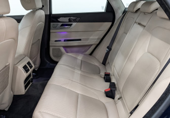 Подержанный автомобиль Jaguar XF Sedan 2019 года (12 фото)