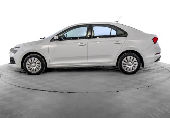 Подержанный автомобиль Skoda Rapid Liftback 2021 года (8 фото)