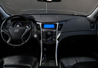 Подержанный автомобиль Hyundai Sonata 2010 года (10 фото)
