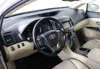 Подержанный автомобиль Toyota Venza 2013 года (9 фото)
