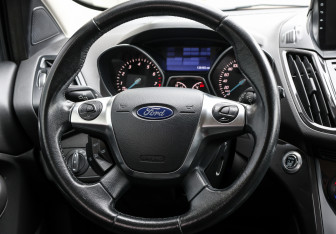 Подержанный автомобиль Ford Kuga 2016 года (16 фото)
