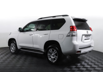 Подержанный автомобиль Toyota Land Cruiser Prado 2012 года (7 фото)