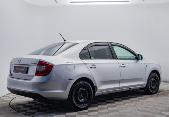 Подержанный автомобиль Skoda Rapid Liftback 2014 года (5 фото)