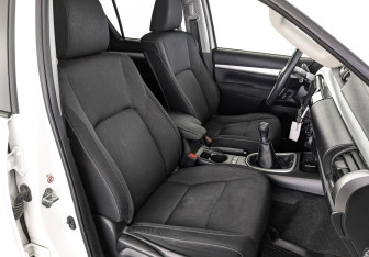 Подержанный автомобиль Toyota Hilux 2016 года (24 фото)