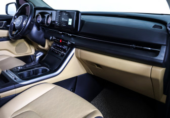 Подержанный автомобиль Kia Carnival 2021 года (15 фото)