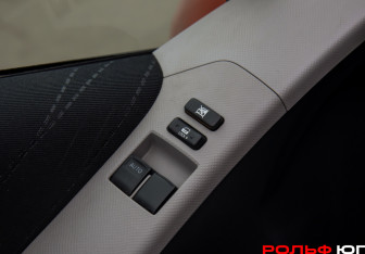 Подержанный автомобиль Toyota Yaris Hatchback 2007 года (14 фото)