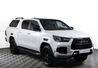 Подержанный автомобиль Toyota Hilux 2023 года (3 фото)