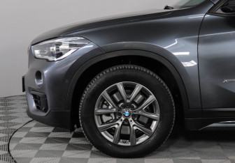 Подержанный автомобиль BMW X1 2017 года (8 фото)
