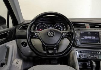 Подержанный автомобиль Volkswagen Tiguan 2017 года (22 фото)