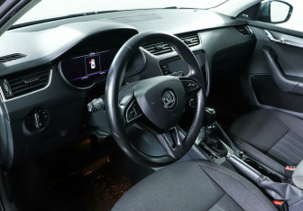 Подержанный автомобиль Skoda Octavia Liftback 2019 года (13 фото)
