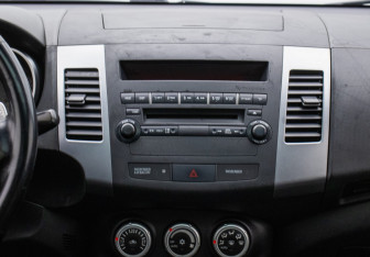 Подержанный автомобиль Mitsubishi Outlander 2008 года (14 фото)