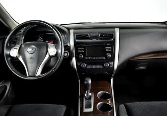 Подержанный автомобиль Nissan Teana 2014 года (10 фото)