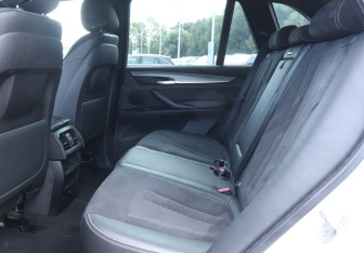 Подержанный автомобиль BMW X5 2015 года (10 фото)