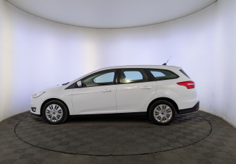 Подержанный автомобиль Ford Focus Wagon 2017 года (8 фото)