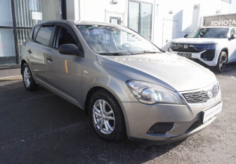 Подержанный автомобиль Kia Ceed Hatchback 2011 года (3 фото)