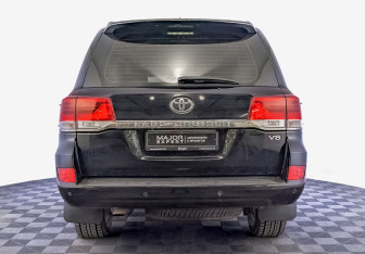 Подержанный автомобиль Toyota Land Cruiser Suv 2017 года (6 фото)