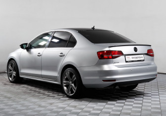 Подержанный автомобиль Volkswagen Jetta Sedan 2015 года (7 фото)