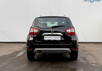 Подержанный автомобиль Nissan Terrano 2016 года (6 фото)