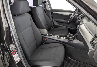 Подержанный автомобиль BMW X1 2014 года (24 фото)