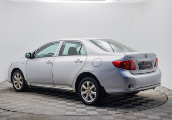 Подержанный автомобиль Toyota Corolla Sedan 2008 года (3 фото)