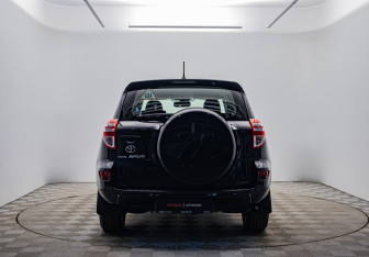Подержанный автомобиль Toyota RAV4 2011 года (6 фото)