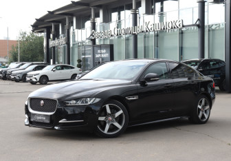 Подержанный автомобиль Jaguar XE 2018 года (23 фото)
