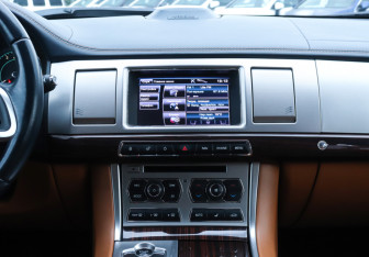 Подержанный автомобиль Jaguar XF Sedan 2012 года (15 фото)