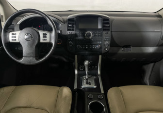 Подержанный автомобиль Nissan Pathfinder 2012 года (12 фото)